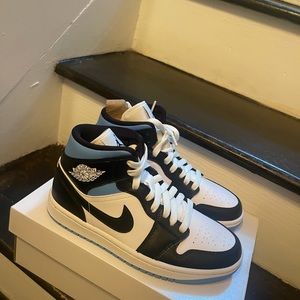 Air Jordan Mid 1